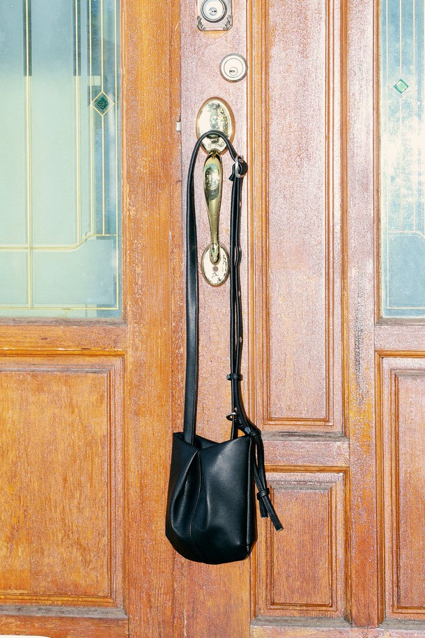 BUDDY BAG COW LEATHER BLACK 버디백 소가죽 블랙은 미니멀하고 클래식한 스타일을 추구하는 여성 고객을 위한 가방입니다. 부드러운 소가죽 소재로 제작되었으며, 블랙 컬러의 무지 디자인이 특징입니다. 미디엄 사이즈의 사각 숄더백/크로스백/2WAY 형태로, 버클과 참 장식이 더해져 세련된 포인트를 줍니다. 마그네틱형 잠금 방식으로 간편하게 여닫을 수 있으며, 내부 수납공간과 사이즈 조절 기능으로 실용성을 높였습니다. 일상에서 데일리백으로 활용하기 좋은 아이템입니다.
