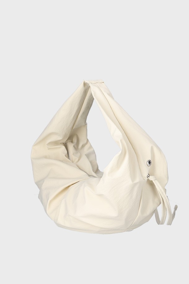 "LUVIN BAG LARGE NYLON IVORY 러빈백 라지 나일론 아이보리"는 부드러운 터치감과 생활 방수가 가능한 여성용 숄더백입니다. 아이보리 컬러의 무지 디자인에 하트 모양으로 러블리함을 더했으며, 주름 디테일로 포인트를 주었습니다. 넉넉한 수납 공간과 숄더 스트랩, D링 장식이 있어 실용적입니다. 미니멀, 캐주얼, 걸리시 스타일을 즐기는 분들께 데이트룩, 쇼핑룩, 카페룩에 매치하기 좋은 아이템입니다. 지퍼형 잠금 방식으로 소지품을 안전하게 보관할 수 있습니다.
