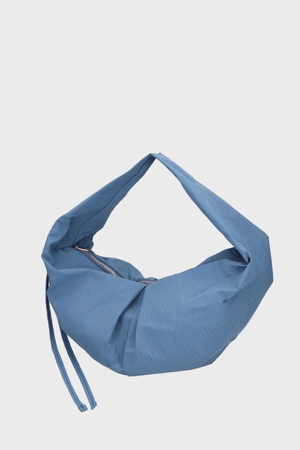 "LUVIN BAG LARGE NYLON BLUE 러빈백 라지 나일론 블루"는 여성용 가방으로, 사랑스러운 하트 모양과 플리츠, D링, U링 디자인 장식이 돋보입니다. 넉넉한 수납 공간과 생활 방수 기능으로 실용성을 더했으며, 가볍고 부드러운 나일론 소재로 제작되어 편안한 착용감을 선사합니다. 탈부착 가능한 스트랩과 키링 부착 기능, 내부 포켓으로 편리함을 높였으며, 캐주얼, 미니멀, 로맨틱 스타일을 모두 소화하여 데이트룩, 쇼핑룩, 여행룩 등 다양한 TPO에 매치하기 좋습니다. 지퍼형 잠금 방식으로 내용물을 안전하게 보호해 줍니다.
