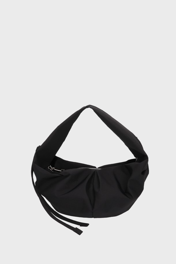 러빈백 스몰 나일론 블랙은 하트 실루엣 디자인과 플리츠 디테일이 돋보이는 여성 크로스백입니다. 가볍고 생활 방수가 가능한 나일론 소재로 제작되어 일상생활에서 편안하게 사용할 수 있습니다. 탈부착 가능한 스트랩과 내부 포켓이 있어 실용성을 더했으며, 지퍼형 잠금 방식으로 소지품을 안전하게 보관할 수 있습니다. 데이트룩, 쇼핑룩 등 다양한 스타일에 매치하여 걸리시, 캐주얼, 미니멀한 스타일을 연출해보세요. 부드러운 착용감으로 매일 손이 가는 아이템입니다.
