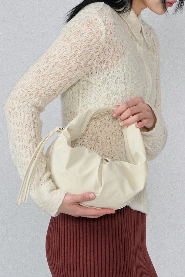 러빈백 스몰 나일론 아이보리 는 하트 쉐입에 플리츠 디테일이 돋보이는 여성용 크로스백입니다. 가볍고 생활 방수가 가능한 나일론 소재로 제작되었으며, 탈부착 가능한 스트랩과 내부 포켓으로 실용성을 더했습니다. 걸리시, 캐주얼, 미니멀한 스타일에 잘 어울리며, 데이트룩, 동네 마실룩, 쇼핑룩 등 다양한 TPO에 매치하기 좋습니다. 사랑스러운 하트 무늬와 부드러운 실루엣이 특징이며, 지퍼형 잠금 방식으로 소지품을 안전하게 보관할 수 있습니다. 숄더백 또는 크로스백으로 활용 가능하며, 내부 수납공간이 넉넉하여 데일리백으로 제격입니다.
