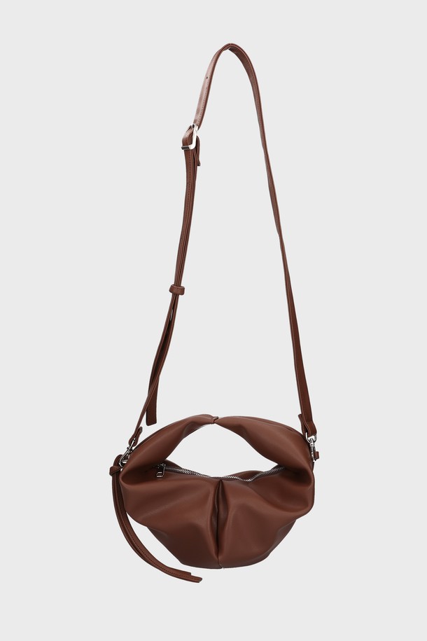 LUVIN BAG SMALL COW LEATHER BROWN 러빈백 스몰 소가죽 브라운 핸드백/크로스백은 여성 고객을 위한 가방입니다. 브라운 컬러의 소가죽 소재로 제작되었으며, 하트 모양에 주름 디테일이 돋보이는 디자인입니다. 탈부착 가능한 스트랩과 내부 포켓이 있어 실용적이며, D링 장식과 스트랩 길이 조절 기능으로 다양한 스타일을 연출할 수 있습니다. 지퍼형 잠금 방식으로 내용물을 안전하게 보관할 수 있으며, 데이트룩, 모임룩, 소개팅룩 등 특별한 날에 걸리시, 클래식, 미니멀 스타일을 연출하기 좋습니다.
