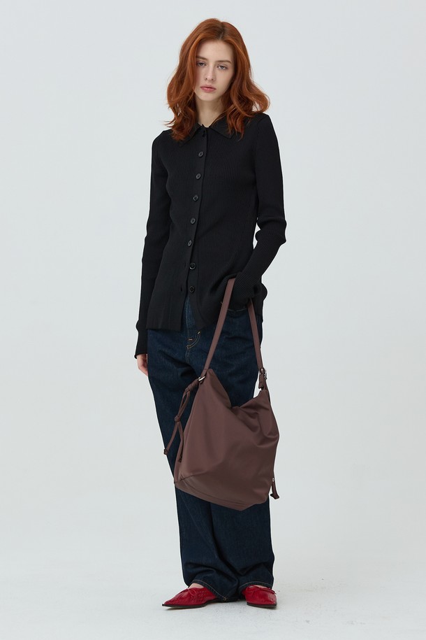 **버틀러백 사틴 브라운**은 부드러운 터치감과 고급스러운 광택이 돋보이는 미디엄 사이즈의 여성 버킷백입니다. 리사이클 사틴과 RE POLY 소재를 사용하여 생활 방수 및 내구성을 갖췄으며, 미니멀하고 구조적인 디자인이 특징입니다. 길이 조절 가능한 스트랩과 자석형 잠금 방식으로 편의성을 높였으며, 내부 포켓으로 수납력을 더했습니다. 숄더 또는 크로스 형태로 연출 가능하여 데이트룩, 쇼핑룩, 카페룩 등 다양한 TPO에 클래식, 미니멀, 시크한 스타일을 더할 수 있습니다.
