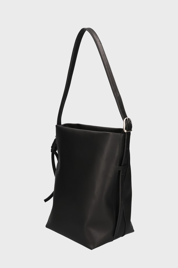 BUTLER BAG (버틀러백) 소가죽 블랙은 부드러운 소가죽 소재로 제작된 미디엄 사이즈의 버킷 백입니다. 버클 디테일과 가죽 스트랩 타이로 포인트를 주어 클래식하면서도 시크한 무드를 연출합니다. 내부 포켓이 있어 수납력을 높였으며, 숄더백과 크로스백으로 활용 가능한 조절 가능한 스트랩을 갖추었습니다. 데이트룩, 오피스룩 등 TPO에 구애받지 않고 미니멀한 스타일을 완성하는 데일리 백입니다. 고리형 잠금 방식으로 간편하게 여닫을 수 있습니다.
