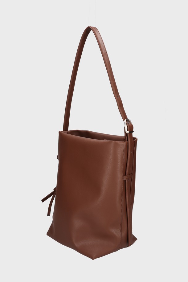 BUTLER BAG(버틀러 백) 소가죽 브라운은 미디엄 사이즈의 버킷 숄더백으로, 여성 고객을 위한 미니멀하고 클래식한 디자인입니다. 부드러운 소가죽 소재에 브라운 컬러가 고급스러운 분위기를 자아내며, 버클 장식으로 포인트를 더했습니다. 내부 수납공간과 스트랩 길이 조절 기능으로 실용성을 높였으며, 고리형 잠금 방식으로 안정감을 더했습니다. 데이트룩, 쇼핑룩 등 다양한 TPO에 활용 가능하며, 클래식, 미니멀, 시크 스타일을 즐기는 분들께 추천합니다.
