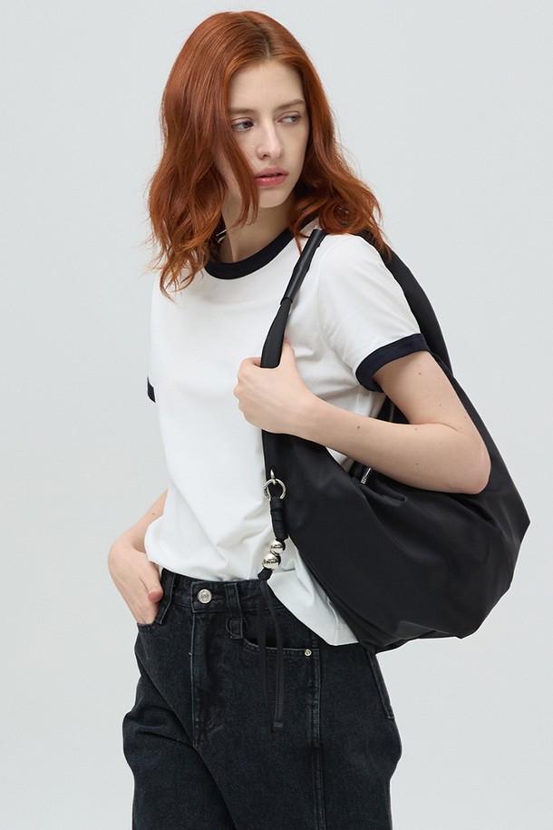 **VILLAGE BAG SATIN BLACK (빌리지백 사틴 블랙)**은 미니멀한 스타일을 추구하는 여성들을 위한 가방입니다. 리사이클 사틴과 소가죽 소재를 사용하여 부드러운 터치감과 은은한 광택을 더했으며, 친환경적인 가치를 담았습니다. 사각 쉐입에 주름 디테일과 비즈 키링으로 포인트를 주어 시크하면서도 클래식한 무드를 연출합니다. 내부 포켓과 지퍼형 잠금 방식으로 실용성을 높였으며, 생활 발수 기능과 스크래치 완화 기능으로 내구성을 강화했습니다. 일상에서 미니멀한 스타일을 완성할 수 있는 아이템입니다.
