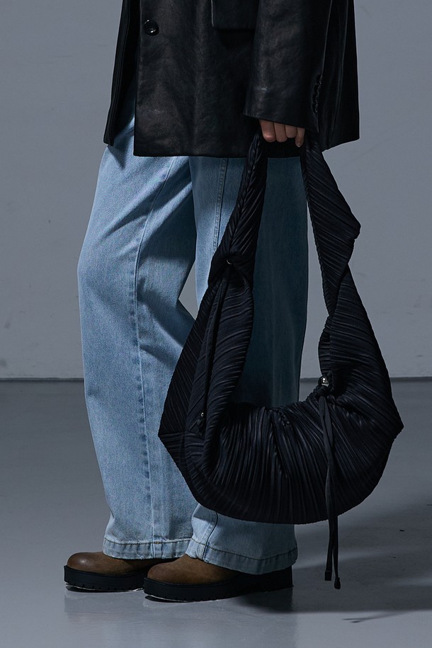 LUVITS BAG LARGE BLACK(러비츠백 라지 블랙)은 여성용 가방으로, 캐주얼, 미니멀, 클래식 스타일을 연출하기 좋습니다. 부드러운 나일론 소재와 주름 디테일이 돋보이는 숄더백으로, 데이트룩, 여행룩, 산책룩 등 다양한 TPO에 활용 가능합니다. 넉넉한 수납 공간의 라지 사이즈로 실용성을 더했으며, 반원 형태의 디자인과 지퍼형 잠금 방식으로 편리함을 더했습니다. 블랙 컬러로 어떤 옷에도 잘 어울려 데일리백으로 손색없습니다.
