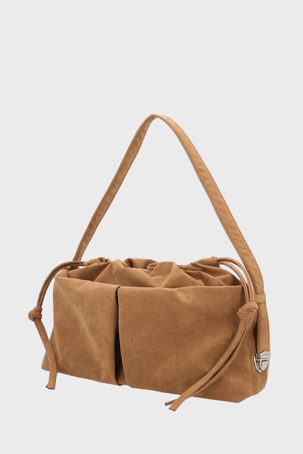 DEAR BAG LARGE SUEDE CAMEL (디어백 라지 스웨이드 카멜)은 여성용 가방으로, 부드러운 스웨이드 소재와 따뜻한 카멜 컬러가 특징입니다. 원통형 디자인에 조임용 끈으로 잠그는 방식이며, 숄더백 또는 크로스백으로 활용할 수 있습니다. 라지 사이즈로 넉넉한 수납 공간을 제공하며, 무지 디자인으로 어떤 스타일에도 잘 어울립니다. 클래식, 미니멀, 시크한 스타일을 선호하는 분들께 데이트룩, 모임룩, 여행룩에 모두 활용 가능한 실용적인 아이템입니다.
