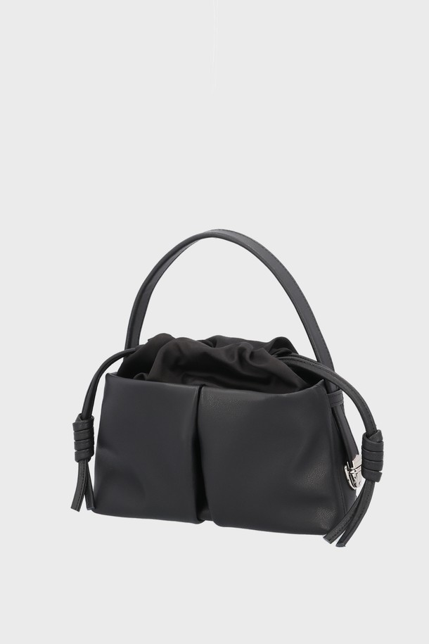 "디어백 스몰 소가죽 블랙"은 여성들을 위한 가방으로, 오피스룩, 출근룩, 모임룩 등 다양한 TPO에 잘 어울립니다. 클래식, 미니멀, 시크한 스타일을 연출하기에 적합하며, 부드러운 소가죽 소재로 제작되어 고급스러운 느낌을 선사합니다. 무지 디자인에 블랙 컬러로, 어떤 스타일에도 매치하기 용이하여 데일리백으로 활용하기 좋습니다. 컴팩트한 스몰 사이즈로, 소지품을 간편하게 수납할 수 있습니다.
