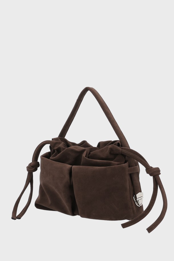 DEAR BAG SMALL SUEDE CHOCO (디어백 스몰 스웨이드 초코)는 스웨이드 소재로 제작된 여성 숄더백입니다. 초코와 브라운 두 가지 색상으로 출시되었으며, 스몰 사이즈의 사각 쉐입으로 클래식, 미니멀, 시크 스타일을 연출하기 좋습니다. 무지 디자인에 지퍼형 잠금 방식과 숄더 스트랩을 갖춰 실용성을 더했습니다. 데이트룩, 모임룩, 오피스룩 등 다양한 TPO에 활용할 수 있는 아이템입니다.
