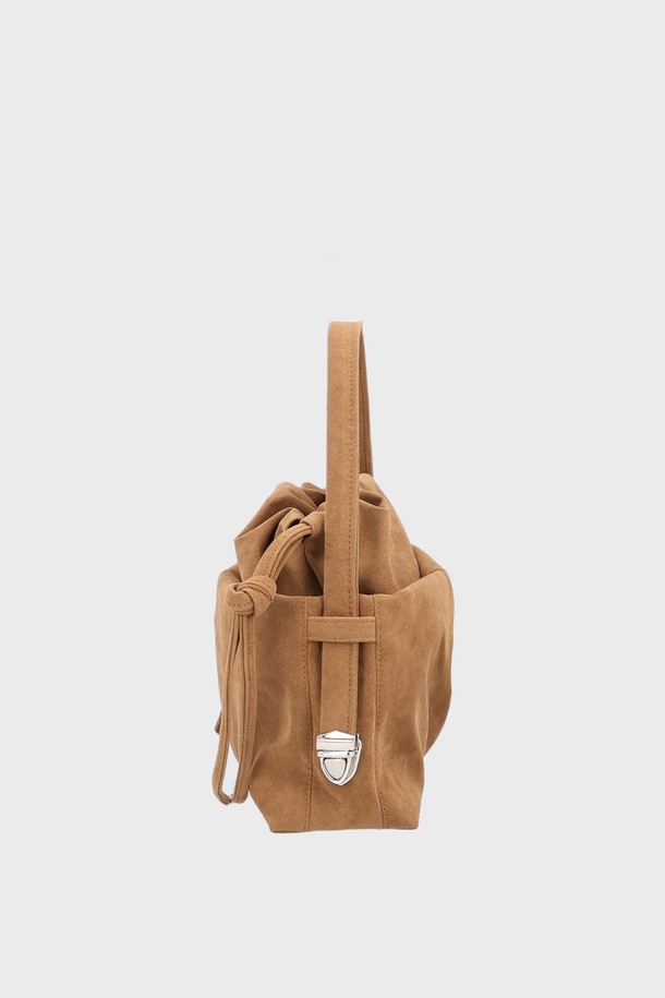 DEAR BAG SMALL SUEDE CAMEL (디어백 스몰 스웨이드 카멜) 숄더백은 부드러운 스웨이드 소재의 카멜 컬러로, 미니멀하면서도 클래식한 스타일을 연출합니다. 가방 전면에 리본 디테일이 여성스러운 포인트를 더하며, 사각 쉐입과 숄더 스트랩으로 실용성을 높였습니다. 마그네틱 잠금 방식으로 간편하게 여닫을 수 있어 데이트룩, 모임룩 등 다양한 TPO에 활용 가능합니다. 디어백 시리즈 특유의 세련된 디자인으로 일상 속에서 스타일리시함을 더해보세요.
