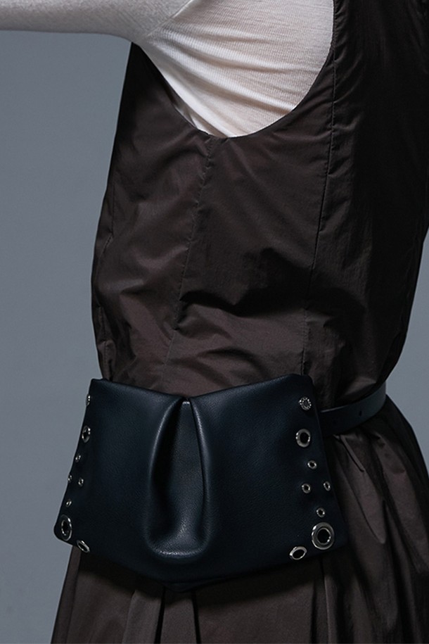 "FUDGE BAG COW LEATHER BLACK (퍼지백 소가죽 블랙)"은 여성용 가방으로, 미니멀하고 시크한 스타일을 추구하는 분들을 위한 숄더백 및 크로스백입니다. 부드러운 소가죽 소재에 블랙 컬러, 사각 쉐입, 무지 패턴으로 세련된 디자인을 완성했습니다. 가방 전면의 아일렛 장식과 지퍼형 잠금 방식이 특징이며, 출근룩이나 모임룩 등 다양한 TPO에 활용 가능합니다. 데일리백으로 활용하여 클래식한 매력을 더해보세요.
