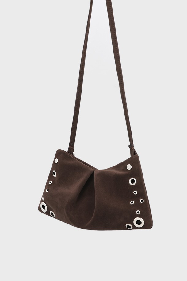 "FUDGE BAG SUEDE CHOCO (퍼지백 스웨이드 초코)"는 부드러운 스웨이드 소재의 여성용 크로스백입니다. 초코와 브라운 두 가지 색상으로 제공되며, 미디엄 사이즈에 무지 패턴으로 제작되어 어떤 스타일에도 잘 어울립니다. 아일렛 디자인 디테일이 돋보이며, 숄더 스트랩으로 편안하게 착용할 수 있습니다. 데이트룩, 모임룩, 소개팅룩 등 다양한 TPO에 클래식, 미니멀, 시크 스타일을 더해 세련된 분위기를 연출해 보세요. 오픈형 잠금 방식으로 소지품을 간편하게 넣고 꺼낼 수 있습니다.
