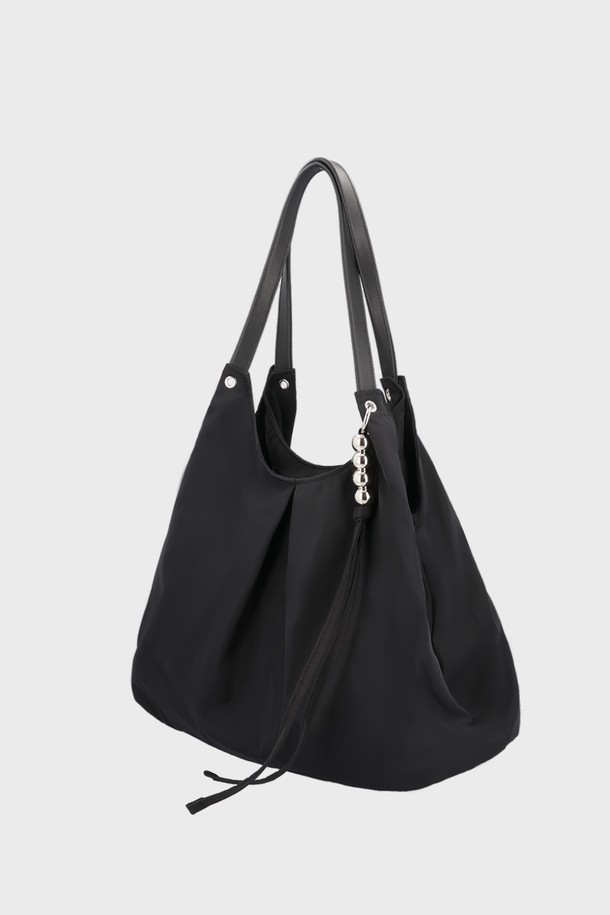 메리백 나일론 블랙 숄더백은 여성 고객을 위한 미디엄 사이즈 가방입니다. 부드러운 나일론 소재와 무지 패턴으로 제작되어 미니멀, 클래식, 시크 스타일을 연출하기 좋습니다. 반원 형태에 지퍼형 잠금 방식으로 내용물을 안전하게 보관하며, 숄더 스트랩으로 편안하게 착용할 수 있습니다. 출근룩, 오피스룩, 모임룩 등 다양한 TPO에 활용하여 세련된 스타일을 완성해 보세요. 블랙 컬러로 어떤 의상에도 잘 어울려 데일리백으로 활용하기 좋습니다.
