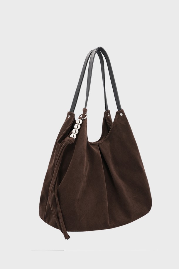 세련된 감각을 더해줄 MERRY BAG SUEDE CHOCO 메리백 스웨이드 초코 숄더백입니다. 부드러운 스웨이드 소재와 초코, 브라운 컬러의 조화가 고급스러운 분위기를 자아냅니다. 미디엄 사이즈의 반원 형태 가방으로, 지퍼 잠금 방식과 숄더 스트랩으로 실용성을 더했습니다. 무지 디자인으로 어떤 스타일에도 매치하기 쉬워 데이트룩, 모임룩, 출근룩 등 다양한 TPO에 활용할 수 있습니다. 클래식, 미니멀, 시크한 스타일을 즐겨 입는 여성분들께 추천합니다.
