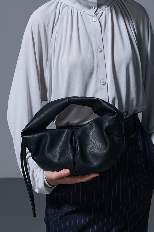 LUVIN BAG SMALL COW LEATHER BLACK 러빈백 스몰 소가죽 블랙은 오피스룩, 출근룩, 모임룩에 어울리는 여성 가방입니다. 부드러운 소가죽 소재로 제작되어 고급스러운 느낌을 주며, 미니멀하고 시크한 스타일을 연출합니다. 가방 사이즈는 스몰이며, 무지 디자인으로 어떤 스타일에도 잘 어울립니다. 블랙 컬러는 세련된 분위기를 더하며, 다양한 TPO에 활용 가능합니다.
