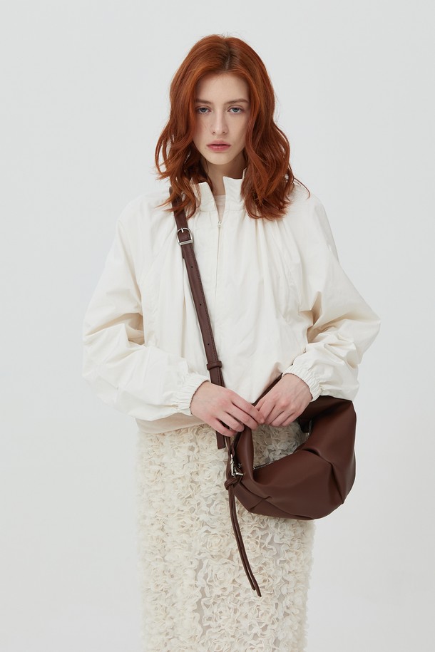 LUVIN BAG SMALL COW LEATHER BROWN 러빈백 스몰 소가죽 브라운 핸드백/크로스백은 여성 고객을 위한 가방입니다. 브라운 컬러의 소가죽 소재로 제작되었으며, 하트 모양에 주름 디테일이 돋보이는 디자인입니다. 탈부착 가능한 스트랩과 내부 포켓이 있어 실용적이며, D링 장식과 스트랩 길이 조절 기능으로 다양한 스타일을 연출할 수 있습니다. 지퍼형 잠금 방식으로 내용물을 안전하게 보관할 수 있으며, 데이트룩, 모임룩, 소개팅룩 등 특별한 날에 걸리시, 클래식, 미니멀 스타일을 연출하기 좋습니다.
