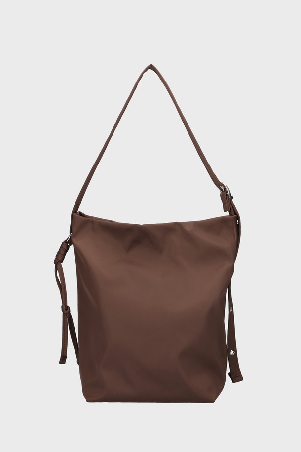 **버틀러백 사틴 브라운**은 부드러운 터치감과 고급스러운 광택이 돋보이는 미디엄 사이즈의 여성 버킷백입니다. 리사이클 사틴과 RE POLY 소재를 사용하여 생활 방수 및 내구성을 갖췄으며, 미니멀하고 구조적인 디자인이 특징입니다. 길이 조절 가능한 스트랩과 자석형 잠금 방식으로 편의성을 높였으며, 내부 포켓으로 수납력을 더했습니다. 숄더 또는 크로스 형태로 연출 가능하여 데이트룩, 쇼핑룩, 카페룩 등 다양한 TPO에 클래식, 미니멀, 시크한 스타일을 더할 수 있습니다.
