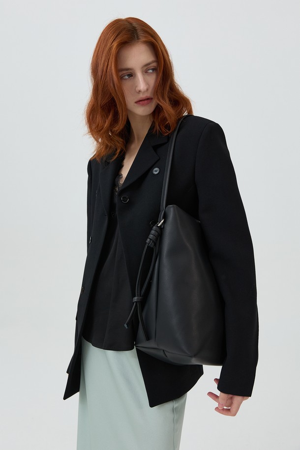 BUTLER BAG (버틀러백) 소가죽 블랙은 부드러운 소가죽 소재로 제작된 미디엄 사이즈의 버킷 백입니다. 버클 디테일과 가죽 스트랩 타이로 포인트를 주어 클래식하면서도 시크한 무드를 연출합니다. 내부 포켓이 있어 수납력을 높였으며, 숄더백과 크로스백으로 활용 가능한 조절 가능한 스트랩을 갖추었습니다. 데이트룩, 오피스룩 등 TPO에 구애받지 않고 미니멀한 스타일을 완성하는 데일리 백입니다. 고리형 잠금 방식으로 간편하게 여닫을 수 있습니다.
