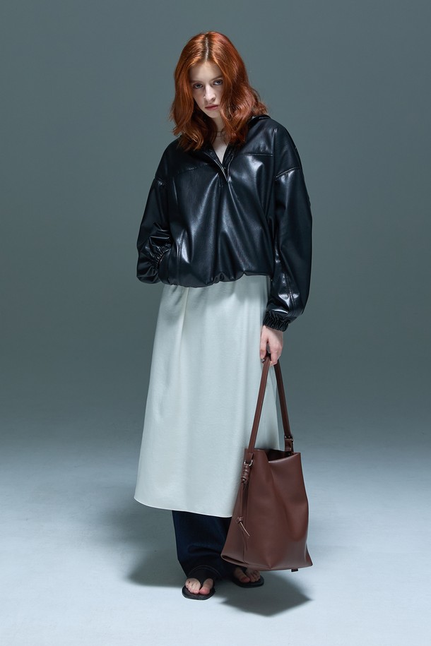 BUTLER BAG(버틀러 백) 소가죽 브라운은 미디엄 사이즈의 버킷 숄더백으로, 여성 고객을 위한 미니멀하고 클래식한 디자인입니다. 부드러운 소가죽 소재에 브라운 컬러가 고급스러운 분위기를 자아내며, 버클 장식으로 포인트를 더했습니다. 내부 수납공간과 스트랩 길이 조절 기능으로 실용성을 높였으며, 고리형 잠금 방식으로 안정감을 더했습니다. 데이트룩, 쇼핑룩 등 다양한 TPO에 활용 가능하며, 클래식, 미니멀, 시크 스타일을 즐기는 분들께 추천합니다.
