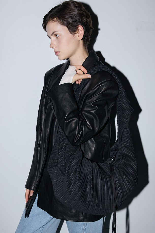 LUVITS BAG LARGE BLACK(러비츠백 라지 블랙)은 여성용 가방으로, 캐주얼, 미니멀, 클래식 스타일을 연출하기 좋습니다. 부드러운 나일론 소재와 주름 디테일이 돋보이는 숄더백으로, 데이트룩, 여행룩, 산책룩 등 다양한 TPO에 활용 가능합니다. 넉넉한 수납 공간의 라지 사이즈로 실용성을 더했으며, 반원 형태의 디자인과 지퍼형 잠금 방식으로 편리함을 더했습니다. 블랙 컬러로 어떤 옷에도 잘 어울려 데일리백으로 손색없습니다.
