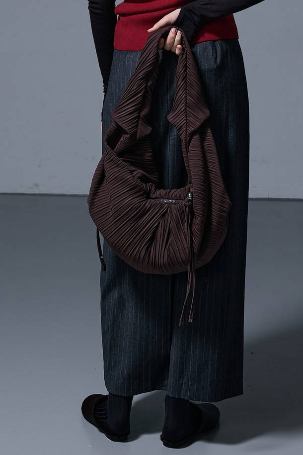 LUVITS BAG LARGE BROWN (러비츠백 라지 브라운)은 우아한 스타일을 연출하는 여성 숄더백입니다. 브라운 컬러의 라지 사이즈 반달 모양 가방으로, 주름 디테일과 태슬 장식이 돋보입니다. 숄더 스트랩과 조임용 끈 잠금 방식으로 편의성을 더했으며, 모임룩 및 일상 용도로 활용하기 좋습니다. 클래식, 미니멀, 로맨틱 스타일을 선호하는 분들께 추천합니다. 플리츠 디테일이 세련된 느낌을 더합니다.
