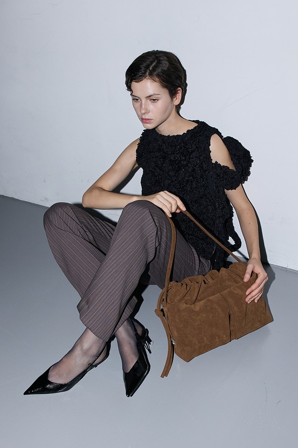 DEAR BAG LARGE SUEDE CAMEL (디어백 라지 스웨이드 카멜)은 여성용 가방으로, 부드러운 스웨이드 소재와 따뜻한 카멜 컬러가 특징입니다. 원통형 디자인에 조임용 끈으로 잠그는 방식이며, 숄더백 또는 크로스백으로 활용할 수 있습니다. 라지 사이즈로 넉넉한 수납 공간을 제공하며, 무지 디자인으로 어떤 스타일에도 잘 어울립니다. 클래식, 미니멀, 시크한 스타일을 선호하는 분들께 데이트룩, 모임룩, 여행룩에 모두 활용 가능한 실용적인 아이템입니다.
