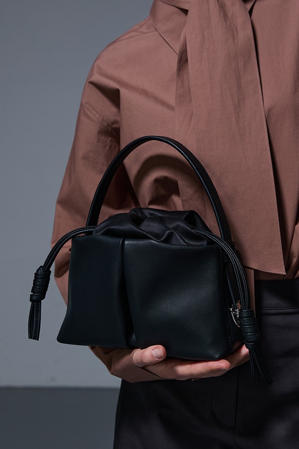 "디어백 스몰 소가죽 블랙"은 여성들을 위한 가방으로, 오피스룩, 출근룩, 모임룩 등 다양한 TPO에 잘 어울립니다. 클래식, 미니멀, 시크한 스타일을 연출하기에 적합하며, 부드러운 소가죽 소재로 제작되어 고급스러운 느낌을 선사합니다. 무지 디자인에 블랙 컬러로, 어떤 스타일에도 매치하기 용이하여 데일리백으로 활용하기 좋습니다. 컴팩트한 스몰 사이즈로, 소지품을 간편하게 수납할 수 있습니다.
