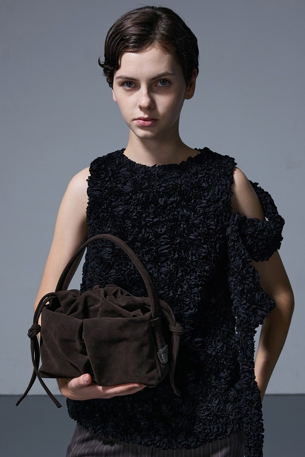 DEAR BAG SMALL SUEDE CHOCO (디어백 스몰 스웨이드 초코)는 스웨이드 소재로 제작된 여성 숄더백입니다. 초코와 브라운 두 가지 색상으로 출시되었으며, 스몰 사이즈의 사각 쉐입으로 클래식, 미니멀, 시크 스타일을 연출하기 좋습니다. 무지 디자인에 지퍼형 잠금 방식과 숄더 스트랩을 갖춰 실용성을 더했습니다. 데이트룩, 모임룩, 오피스룩 등 다양한 TPO에 활용할 수 있는 아이템입니다.
