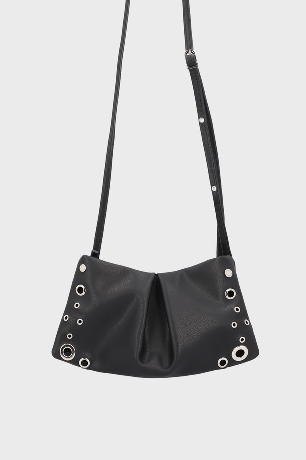 "FUDGE BAG COW LEATHER BLACK (퍼지백 소가죽 블랙)"은 여성용 가방으로, 미니멀하고 시크한 스타일을 추구하는 분들을 위한 숄더백 및 크로스백입니다. 부드러운 소가죽 소재에 블랙 컬러, 사각 쉐입, 무지 패턴으로 세련된 디자인을 완성했습니다. 가방 전면의 아일렛 장식과 지퍼형 잠금 방식이 특징이며, 출근룩이나 모임룩 등 다양한 TPO에 활용 가능합니다. 데일리백으로 활용하여 클래식한 매력을 더해보세요.
