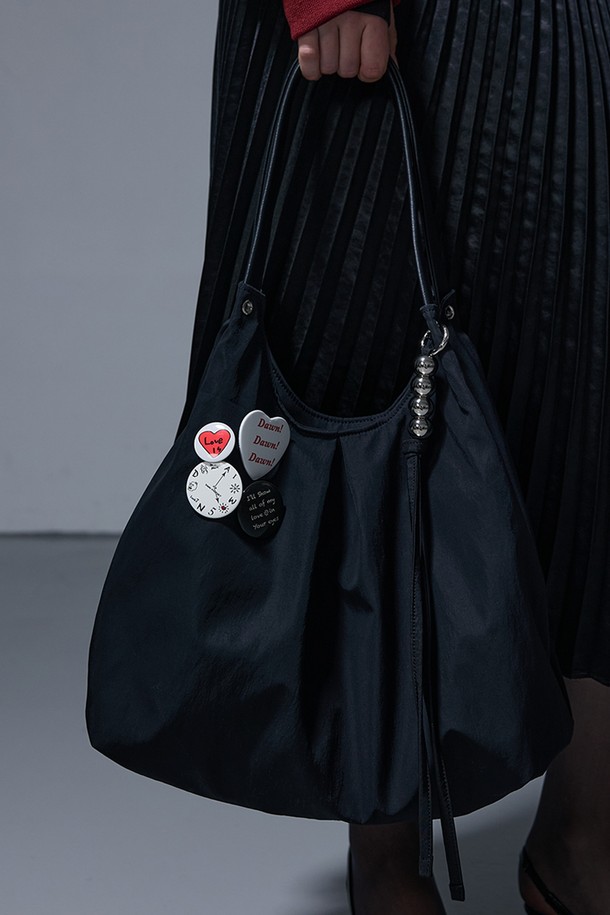 메리백 나일론 블랙 숄더백은 여성 고객을 위한 미디엄 사이즈 가방입니다. 부드러운 나일론 소재와 무지 패턴으로 제작되어 미니멀, 클래식, 시크 스타일을 연출하기 좋습니다. 반원 형태에 지퍼형 잠금 방식으로 내용물을 안전하게 보관하며, 숄더 스트랩으로 편안하게 착용할 수 있습니다. 출근룩, 오피스룩, 모임룩 등 다양한 TPO에 활용하여 세련된 스타일을 완성해 보세요. 블랙 컬러로 어떤 의상에도 잘 어울려 데일리백으로 활용하기 좋습니다.
