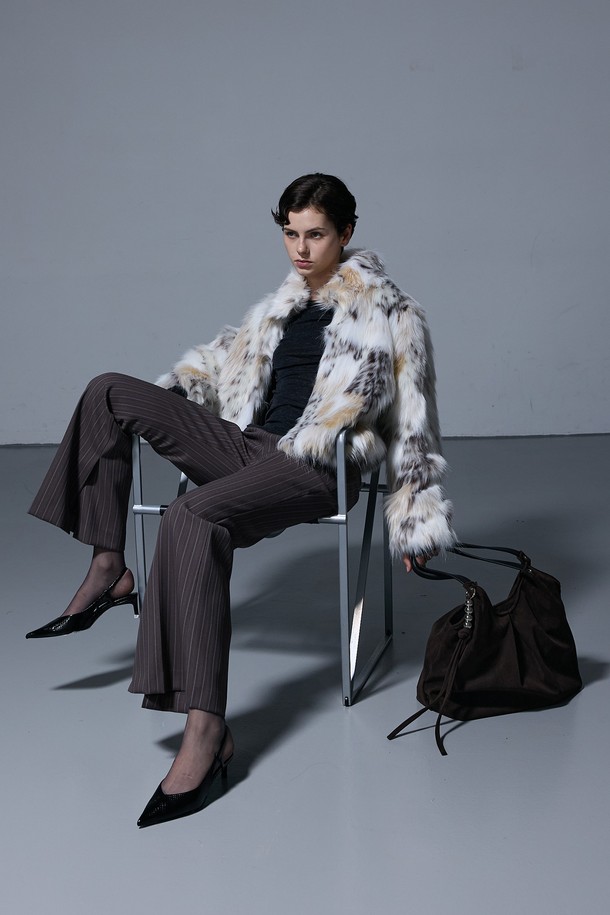 세련된 감각을 더해줄 MERRY BAG SUEDE CHOCO 메리백 스웨이드 초코 숄더백입니다. 부드러운 스웨이드 소재와 초코, 브라운 컬러의 조화가 고급스러운 분위기를 자아냅니다. 미디엄 사이즈의 반원 형태 가방으로, 지퍼 잠금 방식과 숄더 스트랩으로 실용성을 더했습니다. 무지 디자인으로 어떤 스타일에도 매치하기 쉬워 데이트룩, 모임룩, 출근룩 등 다양한 TPO에 활용할 수 있습니다. 클래식, 미니멀, 시크한 스타일을 즐겨 입는 여성분들께 추천합니다.
