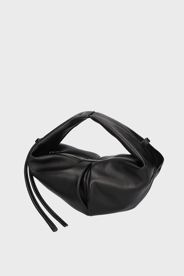 LUVIN BAG SMALL COW LEATHER BLACK 러빈백 스몰 소가죽 블랙은 오피스룩, 출근룩, 모임룩에 어울리는 여성 가방입니다. 부드러운 소가죽 소재로 제작되어 고급스러운 느낌을 주며, 미니멀하고 시크한 스타일을 연출합니다. 가방 사이즈는 스몰이며, 무지 디자인으로 어떤 스타일에도 잘 어울립니다. 블랙 컬러는 세련된 분위기를 더하며, 다양한 TPO에 활용 가능합니다.
