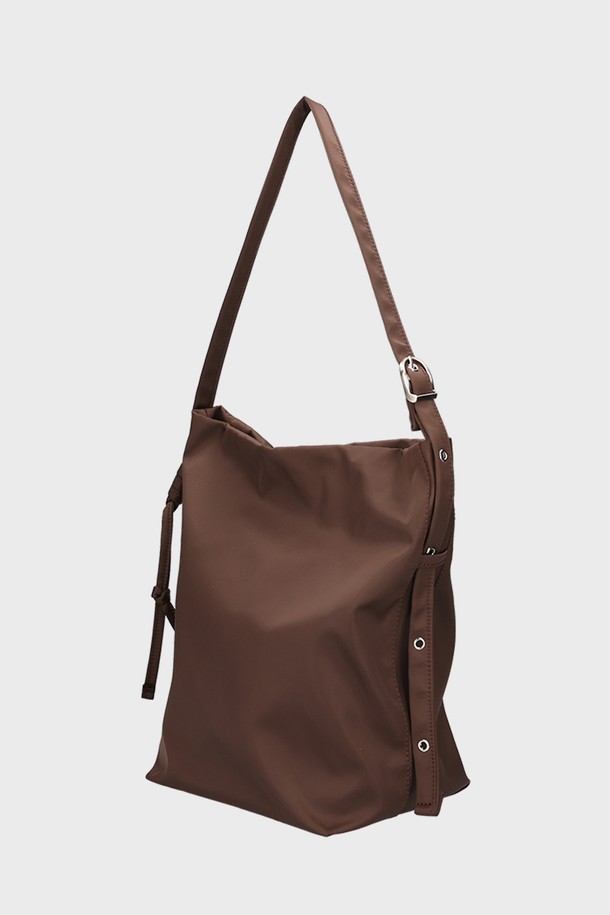 **버틀러백 사틴 브라운**은 부드러운 터치감과 고급스러운 광택이 돋보이는 미디엄 사이즈의 여성 버킷백입니다. 리사이클 사틴과 RE POLY 소재를 사용하여 생활 방수 및 내구성을 갖췄으며, 미니멀하고 구조적인 디자인이 특징입니다. 길이 조절 가능한 스트랩과 자석형 잠금 방식으로 편의성을 높였으며, 내부 포켓으로 수납력을 더했습니다. 숄더 또는 크로스 형태로 연출 가능하여 데이트룩, 쇼핑룩, 카페룩 등 다양한 TPO에 클래식, 미니멀, 시크한 스타일을 더할 수 있습니다.
