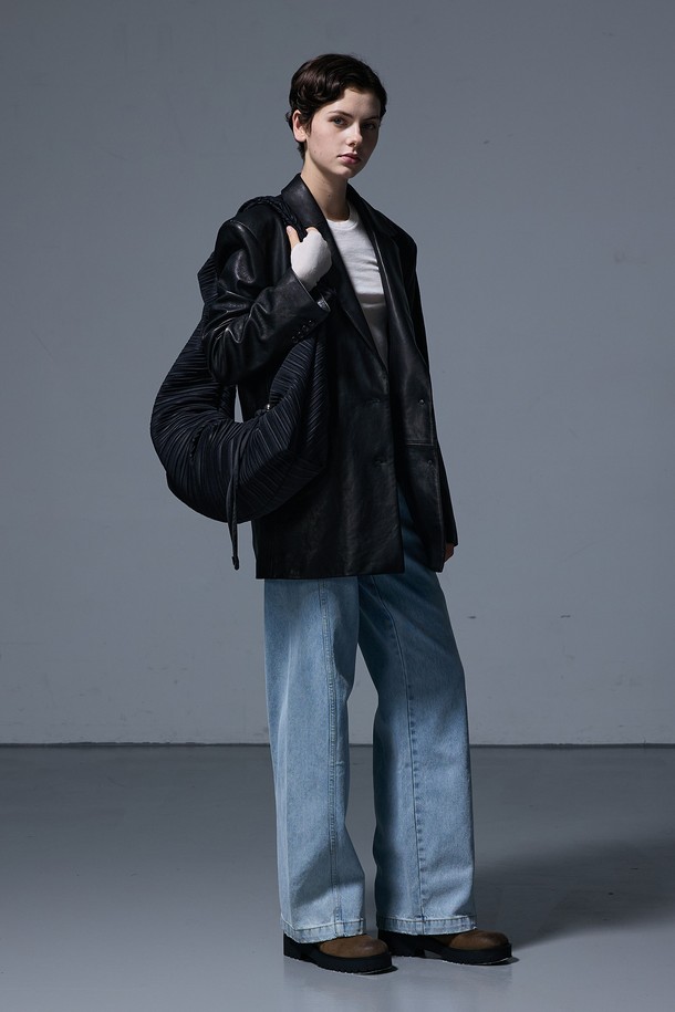 LUVITS BAG LARGE BLACK(러비츠백 라지 블랙)은 여성용 가방으로, 캐주얼, 미니멀, 클래식 스타일을 연출하기 좋습니다. 부드러운 나일론 소재와 주름 디테일이 돋보이는 숄더백으로, 데이트룩, 여행룩, 산책룩 등 다양한 TPO에 활용 가능합니다. 넉넉한 수납 공간의 라지 사이즈로 실용성을 더했으며, 반원 형태의 디자인과 지퍼형 잠금 방식으로 편리함을 더했습니다. 블랙 컬러로 어떤 옷에도 잘 어울려 데일리백으로 손색없습니다.
