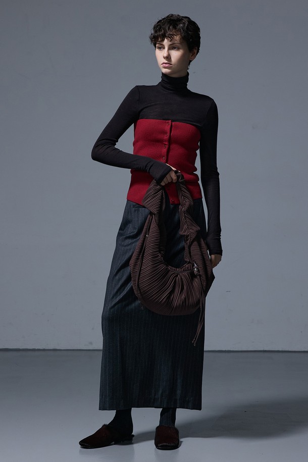 LUVITS BAG LARGE BROWN (러비츠백 라지 브라운)은 우아한 스타일을 연출하는 여성 숄더백입니다. 브라운 컬러의 라지 사이즈 반달 모양 가방으로, 주름 디테일과 태슬 장식이 돋보입니다. 숄더 스트랩과 조임용 끈 잠금 방식으로 편의성을 더했으며, 모임룩 및 일상 용도로 활용하기 좋습니다. 클래식, 미니멀, 로맨틱 스타일을 선호하는 분들께 추천합니다. 플리츠 디테일이 세련된 느낌을 더합니다.
