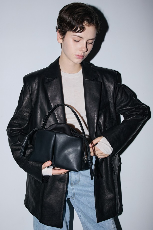 "디어백 스몰 소가죽 블랙"은 여성들을 위한 가방으로, 오피스룩, 출근룩, 모임룩 등 다양한 TPO에 잘 어울립니다. 클래식, 미니멀, 시크한 스타일을 연출하기에 적합하며, 부드러운 소가죽 소재로 제작되어 고급스러운 느낌을 선사합니다. 무지 디자인에 블랙 컬러로, 어떤 스타일에도 매치하기 용이하여 데일리백으로 활용하기 좋습니다. 컴팩트한 스몰 사이즈로, 소지품을 간편하게 수납할 수 있습니다.
