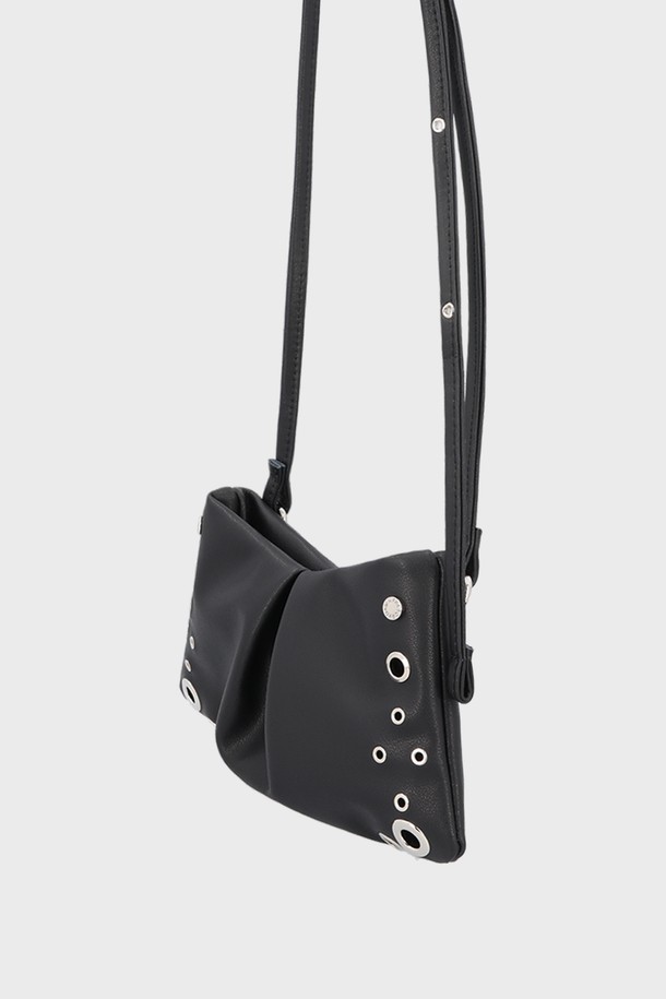 "FUDGE BAG COW LEATHER BLACK (퍼지백 소가죽 블랙)"은 여성용 가방으로, 미니멀하고 시크한 스타일을 추구하는 분들을 위한 숄더백 및 크로스백입니다. 부드러운 소가죽 소재에 블랙 컬러, 사각 쉐입, 무지 패턴으로 세련된 디자인을 완성했습니다. 가방 전면의 아일렛 장식과 지퍼형 잠금 방식이 특징이며, 출근룩이나 모임룩 등 다양한 TPO에 활용 가능합니다. 데일리백으로 활용하여 클래식한 매력을 더해보세요.
