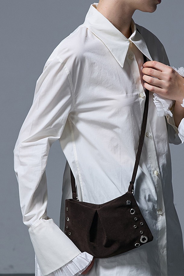 "FUDGE BAG SUEDE CHOCO (퍼지백 스웨이드 초코)"는 부드러운 스웨이드 소재의 여성용 크로스백입니다. 초코와 브라운 두 가지 색상으로 제공되며, 미디엄 사이즈에 무지 패턴으로 제작되어 어떤 스타일에도 잘 어울립니다. 아일렛 디자인 디테일이 돋보이며, 숄더 스트랩으로 편안하게 착용할 수 있습니다. 데이트룩, 모임룩, 소개팅룩 등 다양한 TPO에 클래식, 미니멀, 시크 스타일을 더해 세련된 분위기를 연출해 보세요. 오픈형 잠금 방식으로 소지품을 간편하게 넣고 꺼낼 수 있습니다.
