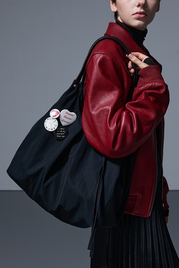 메리백 나일론 블랙 숄더백은 여성 고객을 위한 미디엄 사이즈 가방입니다. 부드러운 나일론 소재와 무지 패턴으로 제작되어 미니멀, 클래식, 시크 스타일을 연출하기 좋습니다. 반원 형태에 지퍼형 잠금 방식으로 내용물을 안전하게 보관하며, 숄더 스트랩으로 편안하게 착용할 수 있습니다. 출근룩, 오피스룩, 모임룩 등 다양한 TPO에 활용하여 세련된 스타일을 완성해 보세요. 블랙 컬러로 어떤 의상에도 잘 어울려 데일리백으로 활용하기 좋습니다.
