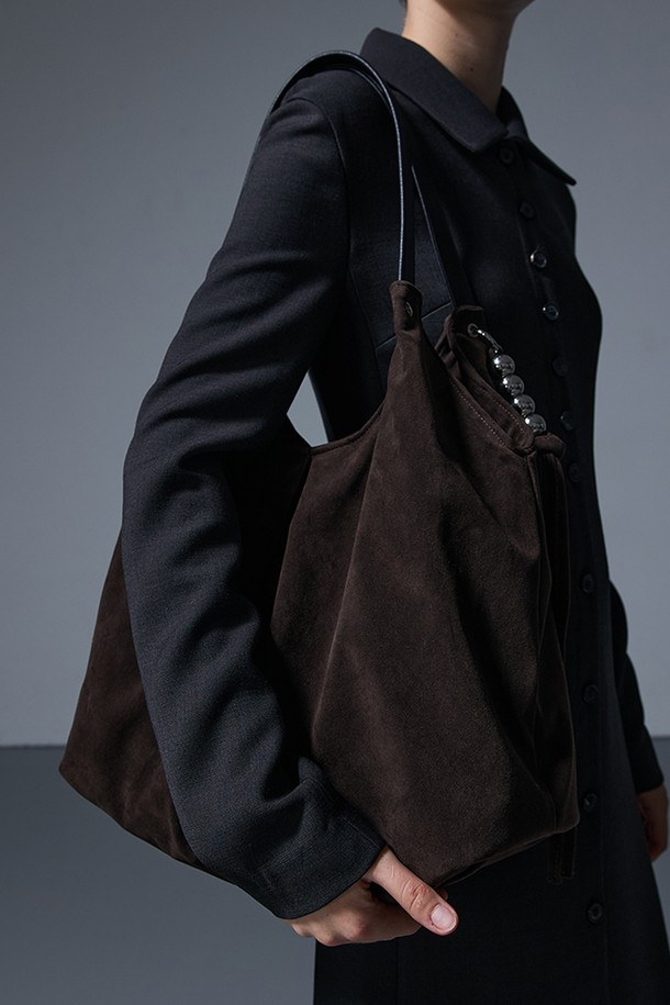 세련된 감각을 더해줄 MERRY BAG SUEDE CHOCO 메리백 스웨이드 초코 숄더백입니다. 부드러운 스웨이드 소재와 초코, 브라운 컬러의 조화가 고급스러운 분위기를 자아냅니다. 미디엄 사이즈의 반원 형태 가방으로, 지퍼 잠금 방식과 숄더 스트랩으로 실용성을 더했습니다. 무지 디자인으로 어떤 스타일에도 매치하기 쉬워 데이트룩, 모임룩, 출근룩 등 다양한 TPO에 활용할 수 있습니다. 클래식, 미니멀, 시크한 스타일을 즐겨 입는 여성분들께 추천합니다.
