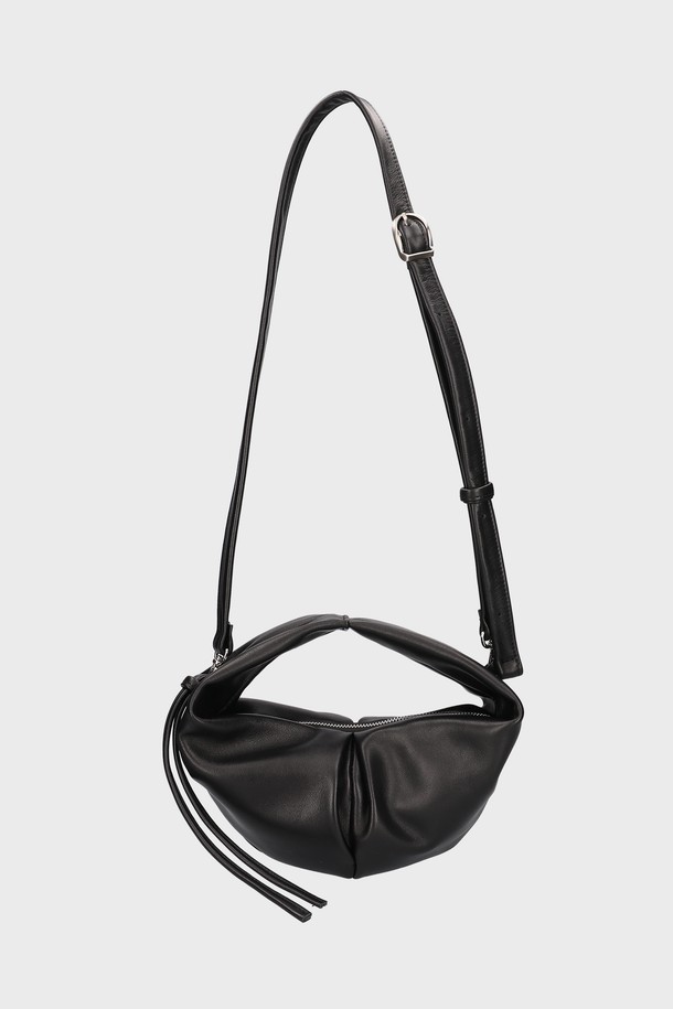 LUVIN BAG SMALL COW LEATHER BLACK 러빈백 스몰 소가죽 블랙은 오피스룩, 출근룩, 모임룩에 어울리는 여성 가방입니다. 부드러운 소가죽 소재로 제작되어 고급스러운 느낌을 주며, 미니멀하고 시크한 스타일을 연출합니다. 가방 사이즈는 스몰이며, 무지 디자인으로 어떤 스타일에도 잘 어울립니다. 블랙 컬러는 세련된 분위기를 더하며, 다양한 TPO에 활용 가능합니다.
