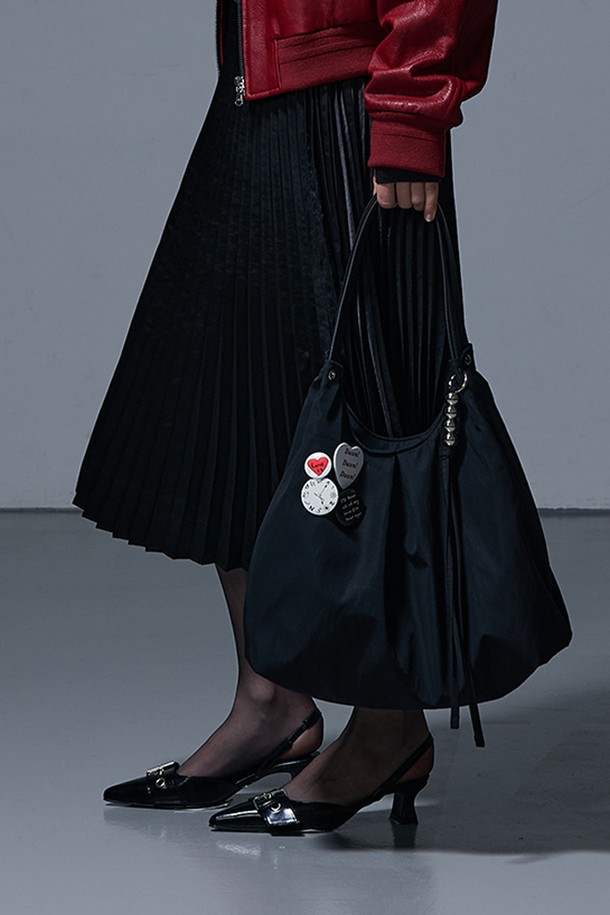 메리백 나일론 블랙 숄더백은 여성 고객을 위한 미디엄 사이즈 가방입니다. 부드러운 나일론 소재와 무지 패턴으로 제작되어 미니멀, 클래식, 시크 스타일을 연출하기 좋습니다. 반원 형태에 지퍼형 잠금 방식으로 내용물을 안전하게 보관하며, 숄더 스트랩으로 편안하게 착용할 수 있습니다. 출근룩, 오피스룩, 모임룩 등 다양한 TPO에 활용하여 세련된 스타일을 완성해 보세요. 블랙 컬러로 어떤 의상에도 잘 어울려 데일리백으로 활용하기 좋습니다.
