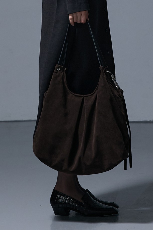 세련된 감각을 더해줄 MERRY BAG SUEDE CHOCO 메리백 스웨이드 초코 숄더백입니다. 부드러운 스웨이드 소재와 초코, 브라운 컬러의 조화가 고급스러운 분위기를 자아냅니다. 미디엄 사이즈의 반원 형태 가방으로, 지퍼 잠금 방식과 숄더 스트랩으로 실용성을 더했습니다. 무지 디자인으로 어떤 스타일에도 매치하기 쉬워 데이트룩, 모임룩, 출근룩 등 다양한 TPO에 활용할 수 있습니다. 클래식, 미니멀, 시크한 스타일을 즐겨 입는 여성분들께 추천합니다.
