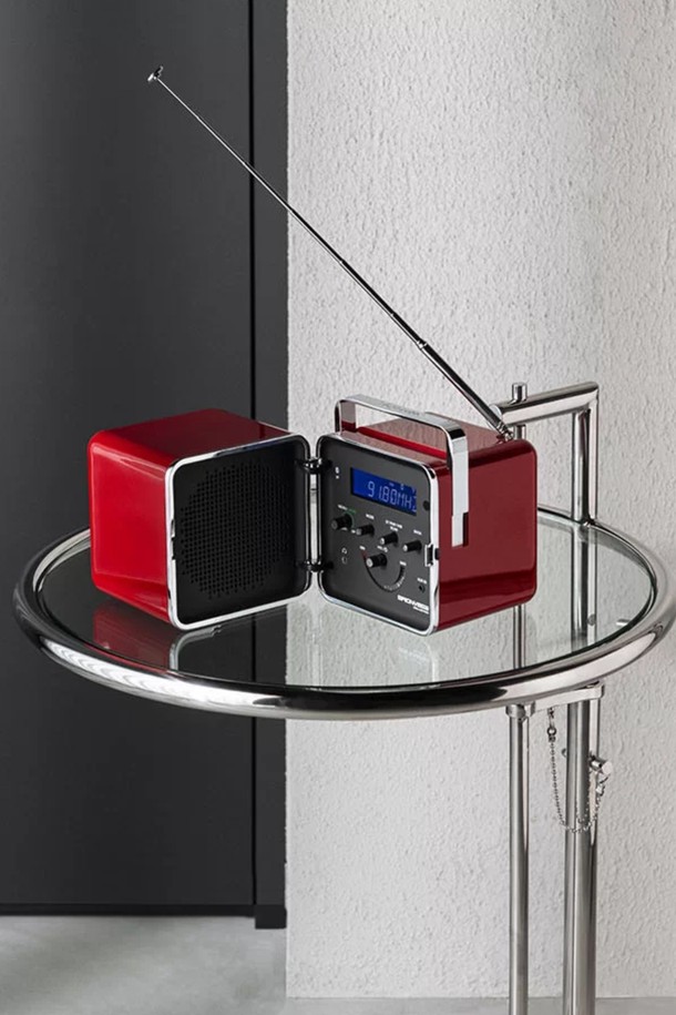 **[50주년 한정판] 브리온베가 라디오 큐보 TS522D+S**는 금속 합금과 플라스틱 소재로 제작된 라디오입니다. 블랙, 화이트, 오렌지, 레드의 4가지 색상으로 출시되었습니다. 본 제품은 브리온베가 브랜드의 50주년을 기념하여 특별 제작된 한정판 모델입니다. 세련된 디자인과 뛰어난 성능으로 라디오 애호가들의 소장 가치를 높입니다. 시대를 초월하는 디자인과 콤팩트한 사이즈로 어느 공간에나 잘 어울립니다.
