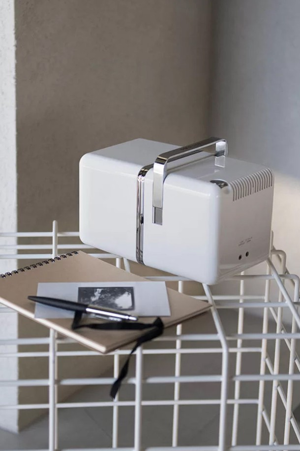 브리온베가 라디오 큐보 TS522D+S, 50주년 한정판 모델입니다. 금속 합금과 플라스틱 소재로 제작되었으며, 블랙, 나이트 화이트, 스노우, 오렌지, 선 레드 등 다양한 색상으로 출시되었습니다. 라디오 기능을 제공하며, 50주년 기념 디자인으로 소장 가치를 높였습니다. 심플하면서도 세련된 디자인으로, 어느 공간에나 잘 어울립니다. 브리온베가 라디오 큐보 TS522D+S, 특별한 당신을 위한 라디오입니다.
