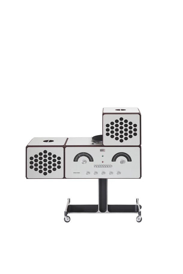 브리온베가 라디오포노그라포 rr-226 화이트는 클래식과 모던함을 모두 담은 오디오 제품입니다. 이탈리아 디자이너 Achille Castiglioni가 디자인한 라디오포노그라포로, 뛰어난 디자인과 화이트 컬러가 조화롭게 어우러집니다. 브리온베가 브랜드의 제품으로, 인테리어 소품으로도 활용 가능합니다. 주문 제작 방식으로 생산되는 특별한 가치를 지닌 제품입니다.
