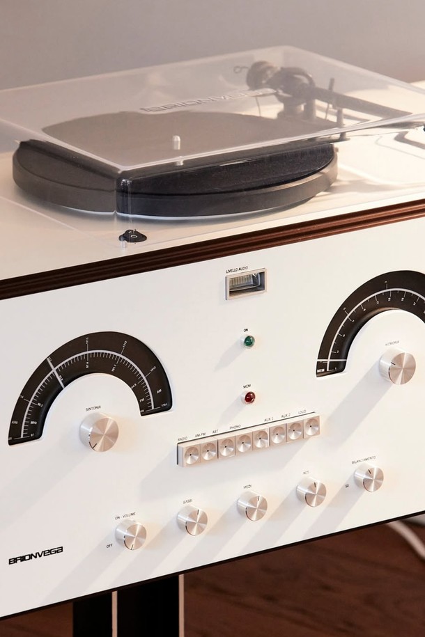 브리온베가 라디오포노그라포 rr-226 화이트는 클래식과 모던함을 모두 담은 오디오 제품입니다. 이탈리아 디자이너 Achille Castiglioni가 디자인한 라디오포노그라포로, 뛰어난 디자인과 화이트 컬러가 조화롭게 어우러집니다. 브리온베가 브랜드의 제품으로, 인테리어 소품으로도 활용 가능합니다. 주문 제작 방식으로 생산되는 특별한 가치를 지닌 제품입니다.
