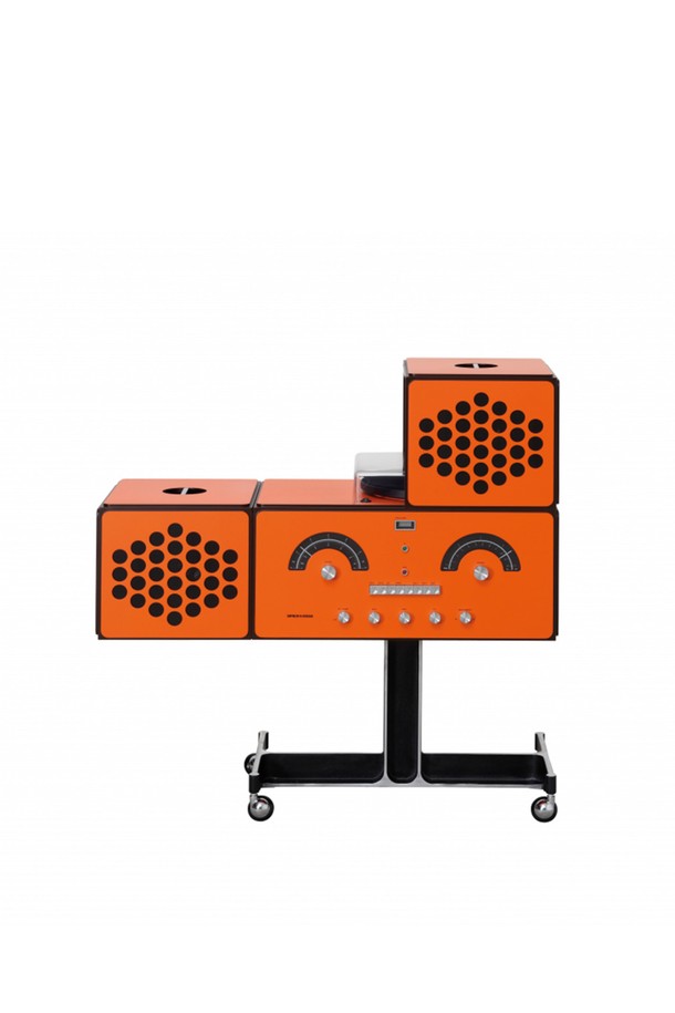 이탈리아 디자인의 아이콘, 브리온베가 라디오포노그라포 rr-226 오렌지입니다. 클래식하고 레트로한 스타일의 조형미가 돋보이는 오디오 제품으로, 뉴욕 현대 미술관(MoMA) 소장품으로 그 가치를 인정받았습니다. 오렌지, White, Ciliegio, Red, Sun Orange 등 다채로운 색상으로 제공되어 취향에 맞는 선택이 가능합니다. 섬세한 디자인과 뛰어난 성능으로 음악 감상의 즐거움을 더하는 브리온베가 라디오포노그라포 rr-226은 특별한 가치를 선사합니다. 주문 제작 방식으로 제작되어 소장 가치를 높입니다.
