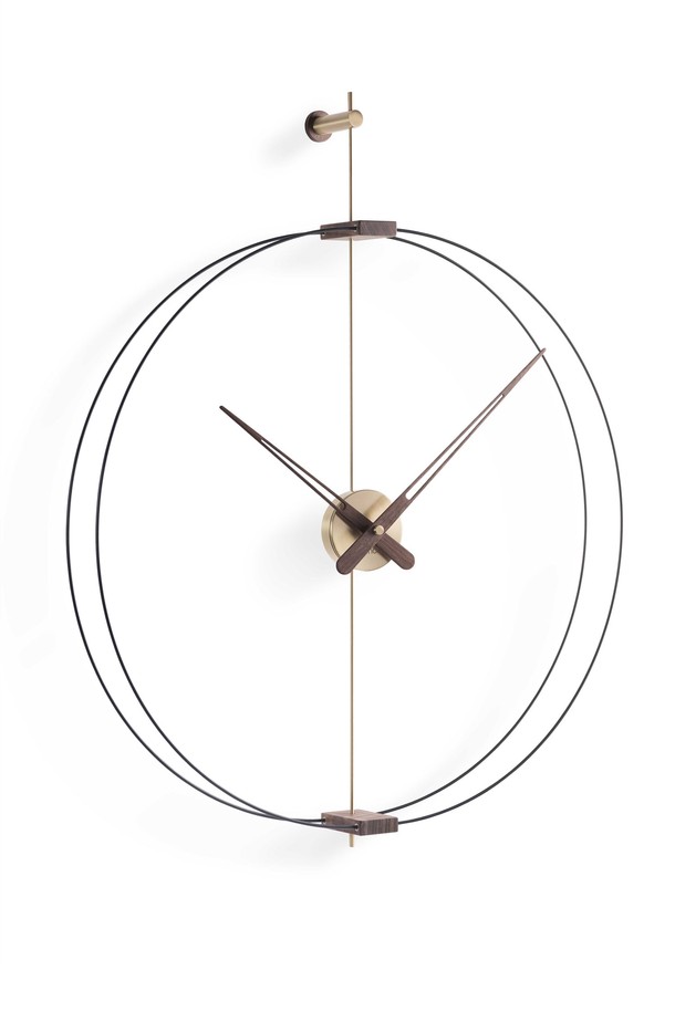 노몬 미니 바르셀로나 골드 벽시계는 모던하고 럭셔리한 분위기를 연출하는 인테리어 벽시계입니다. 골드와 브라운 색상, 유리 섬유, 원목, 스틸 소재의 조화가 돋보입니다. 무지 패턴으로 어떤 공간에도 잘 어울리며, 핸드메이드로 제작되어 섬세함을 더합니다. 독일 UTS 쿼츠 무브먼트를 사용하여 정확한 시간을 제공합니다.
